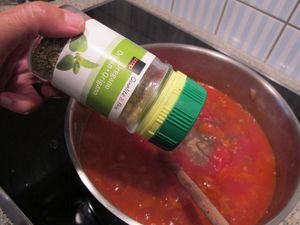 沸騰之後，加入香料：胡椒，牛至，羅勒和迷迭香。（或者加點紅酒。紅酒：傑米.奧利佛 沒有加。他用的是水。）