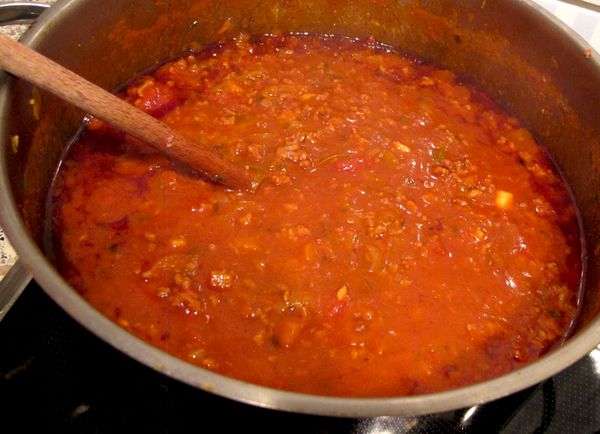 轉小火，蓋鍋用燉煮的方式，慢火細燉1－2小時。燉煮期間，要稍微從底部翻動，幫助均勻入味。如果，醬汁收得太乾，則加點高湯或水。

圖示：這是經過一個半小時後的義大利肉醬。
起鍋前，加入磨成粗片的Padano乾酪。