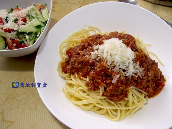 肉醬經過時間與火候，醬汁的濃度會越來越稠，牛肉也會經過醬汁的燉煮，而慢慢變得滑膩柔軟。

完全不需要用麵粉或玉米粉勾芡。