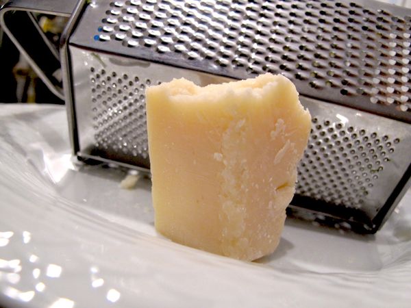 享受前撒上乾酪。Buon Appetito!