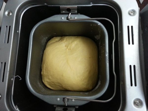 麵包機內鍋加入所有食材(無鹽奶油除外)和酵母水，選擇『麵糰模式』拌打，成團後再投入切成小塊的冰奶油繼續拌打約20分鐘，發酵1小時至麵糰2倍大。