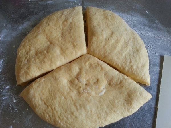 取出麵糰壓出空氣，切成三等份，分別滾圓，蓋上保鮮膜讓麵糰鬆馳10分鐘。