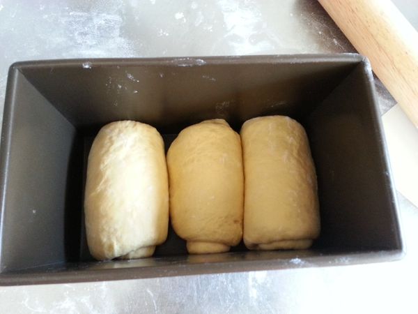 依序完成另外兩個，排入12兩吐司模中。