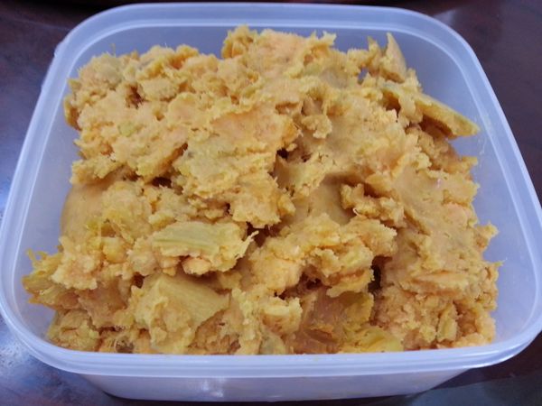 地瓜洗淨去皮切小塊蒸熟後趁熱壓成泥，待涼後放入冰箱冷藏保存。