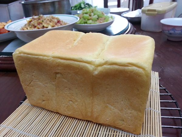 蓋上蓋子送入烤箱烤40分鐘，時間到時滑開蓋子確認吐司已滿模，表面並已烤成金黃色，即可出爐。倒出吐司架高放涼。