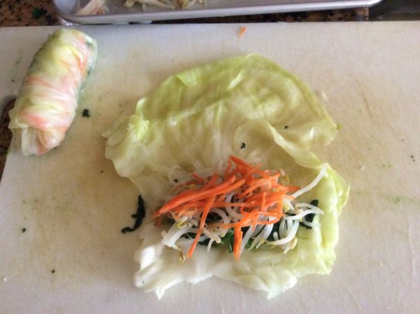 菠菜、芽菜、紅蘿蔔絲燙熟後擠乾，用鹽、麻油拌一拌。用一片包心菜葉包入，像包春卷般包成菜卷，也可用牙籖固定。包好後排放在保鮮盒中。