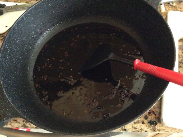 起油鍋，爆香乾辣椒和花椒，然後倒入調好的調味料煮滾即可熄火。