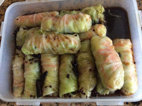 稍微冷卻後倒入包好的蓮白卷盒中，浸泡過夜。