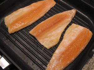 熱鍋，少少的油，調整到中火，魚片魚皮部份朝下油煎，中間不要翻動。煎到魚片周圍漸漸的轉淡色，再翻面繼續油煎。油煎中不要晃動鍋子。