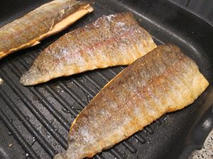 魚片的厚度與油煎的時間成正比。一定要確定煎透後才翻面。