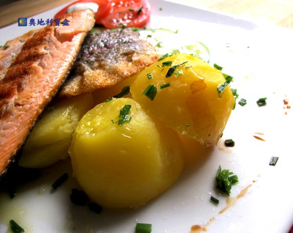 馬鈴薯連皮放入煮沸的熱水中，煮到可以用筷子輕鬆叉透。熄火，離火，留在熱水中10分鐘，撈出，去皮，切塊，撒一點海鹽和細香蔥，就可盛盤。