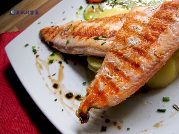 享受乾煎鮭鱒魚之前，撒上一點粗海鹽，如鹽之花。也可以淋上少許橄欖油和一點義大利陳年香醋（Balsamic vinegar）。深褐色部份即是義大利陳年香醋。