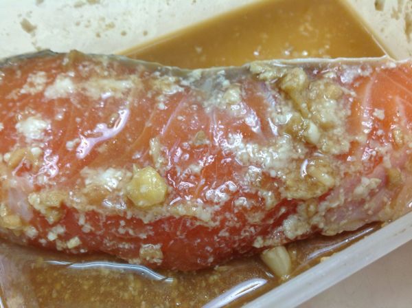 醃料：米酒、塩麴、蒜蓉、醬油
鲑魚入醃料1天