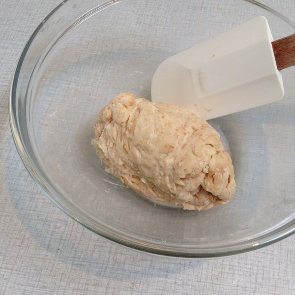 水批次且慢慢地加入盆中，攪拌均勻至稍微成團即可。