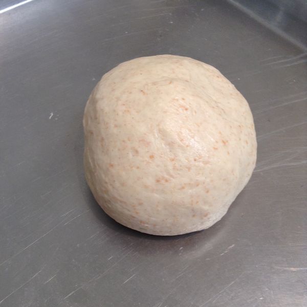 將麵團移出攪拌盆外，用手搓揉成無粉粒且不黏手的光滑麵團。