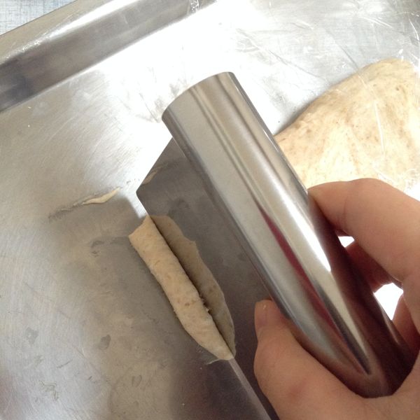 切成寬度約1-2公分左右的長條狀。