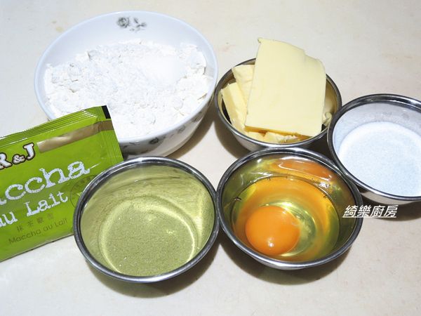 準備材料,雞蛋打散,低筋麵粉過篩