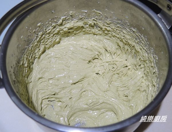 加入抹茶歐蕾一包打均勻,沒有抹茶歐蕾可用一匙抹茶粉替代
