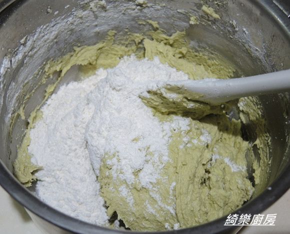 加入篩過的低筋麵粉,用刮壓拌的方式混合