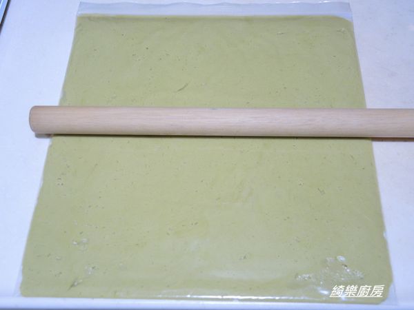 將麵團放入一袋子中,用擀麵棍擀平,約0.5公分厚,放入冰箱冷藏,讓麵團變硬,這樣壓模比較好操作