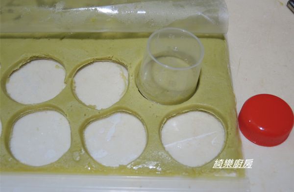 拿一大一小的瓶蓋,將變硬的麵團壓成鈕扣的形狀,中間用筷子戳4個洞