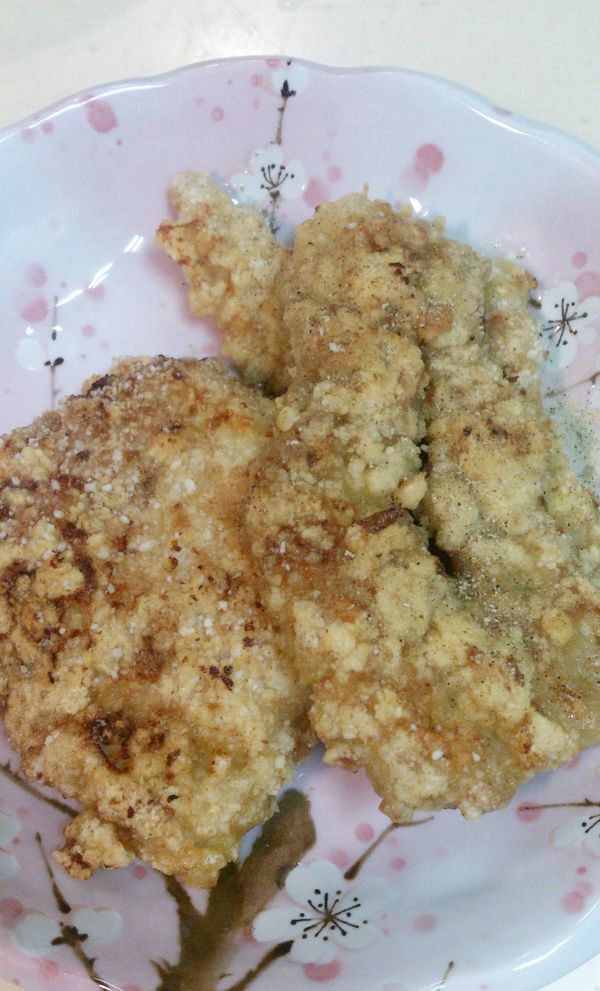 這是煎好的豬排.灑上胡椒粉就很好吃了~