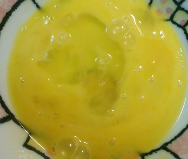 豬里肌肉雙面沾上全蛋液