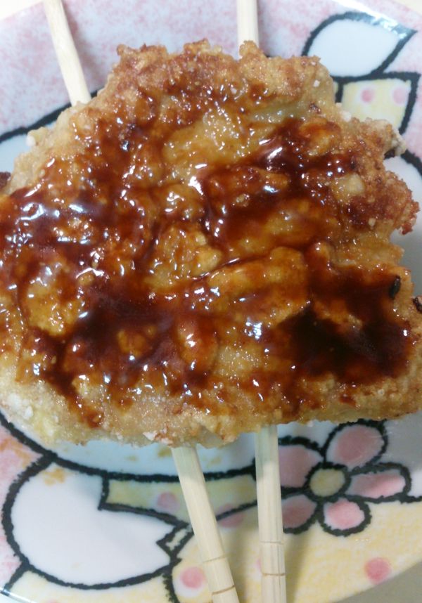 但因為澤爸要帶古早便當.所以另外烤了豬排給他....用有凹的盤子.將豬排用竹筷架起.這樣受熱才會均勻.上下都可以烤到....(因為我是微波變頻燒烤機.所以就用這方式)一般烤箱直接放烤盤烤就可以.烤5分鐘就OK囉!!