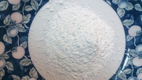 在雙面沾上適量的地瓜粉