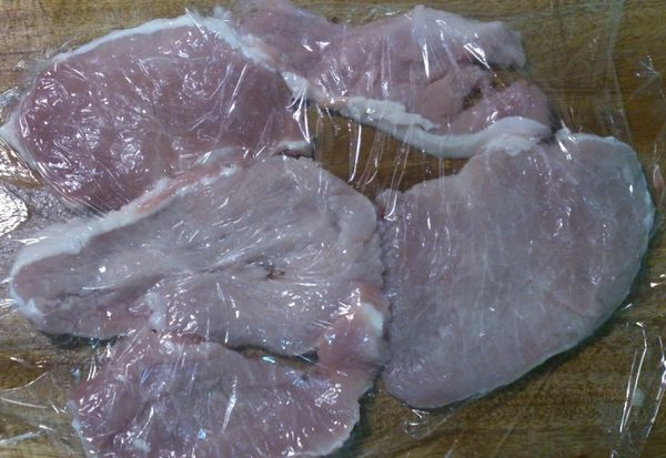 先將豬里肌肉蓋上保鮮膜.用刀被敲打.鬆弛豬肉.旁邊白白筋.要用刀切開.順著切...這樣才不會在煎的時後.肉縮小...

醃醬~米酒+醬油+蒜頭...醃1個鐘頭就入味了.因為有敲薄了.不需要醃太久...