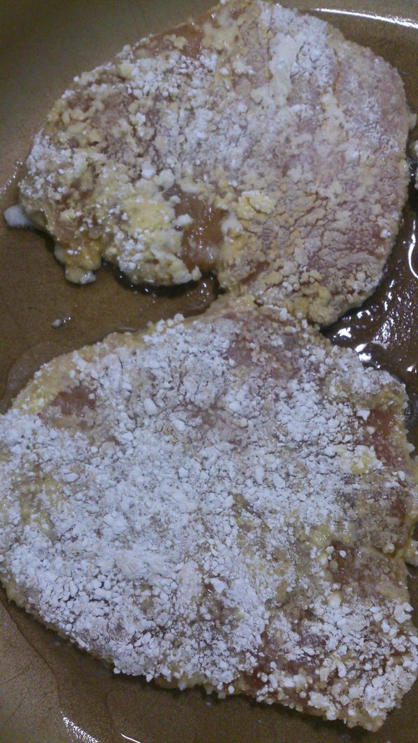 放入適量的油...不要一直翻動.用中小火看到底下邊邊有變色.焦焦感再翻面....這動作只要重複2次.豬排很快就熟了.不要煎太久.這樣會太柴