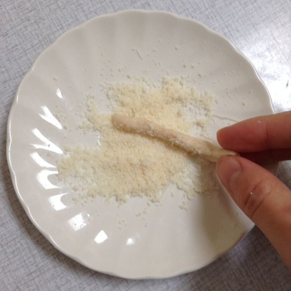 將麵條沾滿帕馬森起司粉。