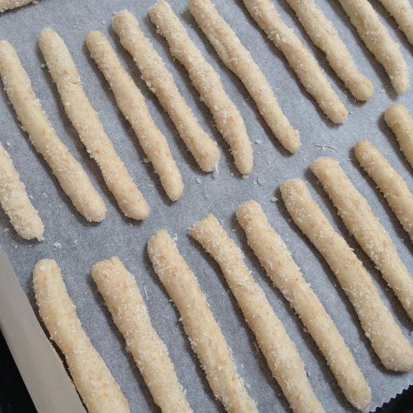 放在烤盤上，並留下一樣的間隔。