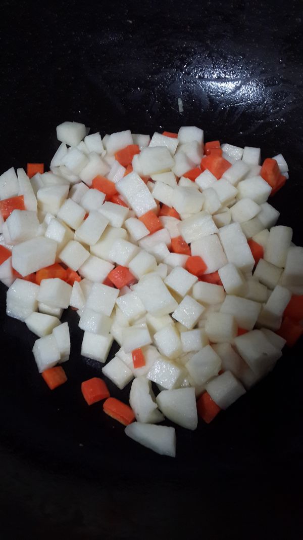 熱油鍋放入紅蘿蔔與涼薯,毛豆拌炒加入2大匙水,蓋鍋蓋燜煮一下約1分鐘,在放入玉米粒,黑胡椒調味後稍加拌炒即可起鍋~