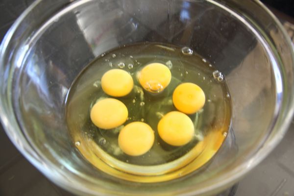 加入牛奶繼續打散