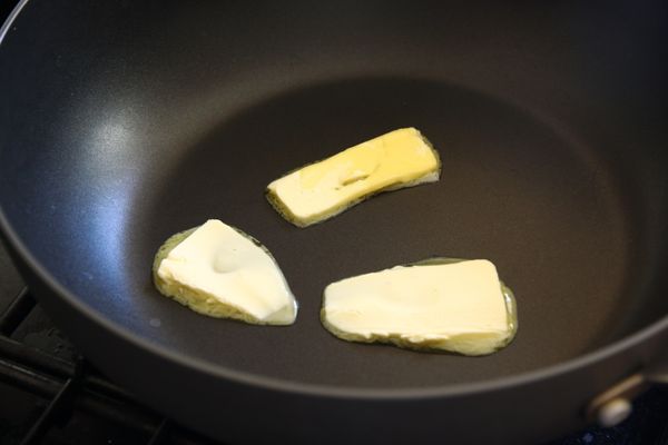 平底鍋加熱，放入牛油/黃油溶化