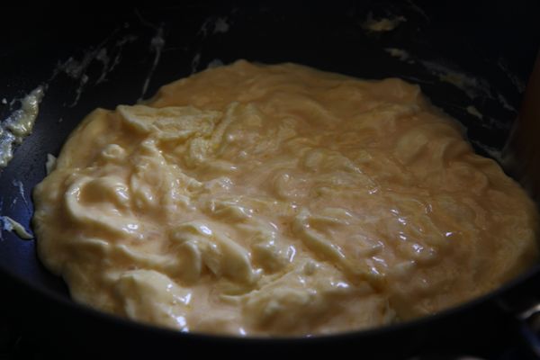 傾倒混合液時另一隻手要慢慢攪拌鍋裡的蛋液，這樣才會產生漂亮的花紋