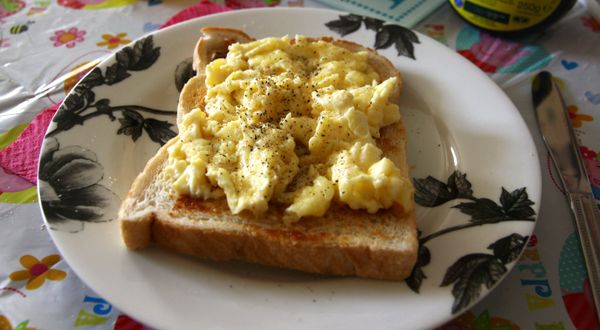 持續攪拌蛋液到即將完全凝結即可