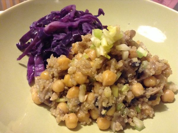 將大蒜爆香，放入切碎的蘑菇略炒，加入藜麥與水，煮開後轉中小火煮約十五分鐘，熄火悶軟後，拌入煮好的雞豆，芹菜末和胡椒及鹽，這是簡單無比的雞豆藜麥沙拉了