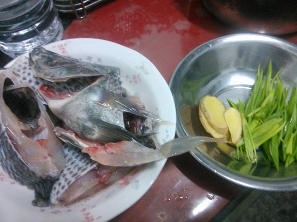 魚可以在購買時，請魚販殺好後切成4段，魚頭部分剖開成2片；蒜苗洗淨切絲；老薑切片備用。