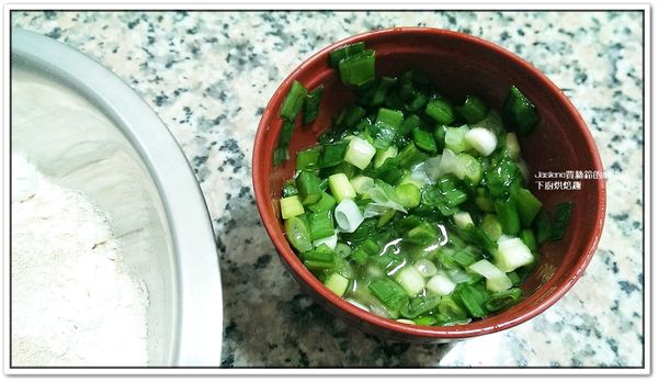 蔥花作法：青蔥切小小段，再加入鹽、油混合，攪拌均勻，備用