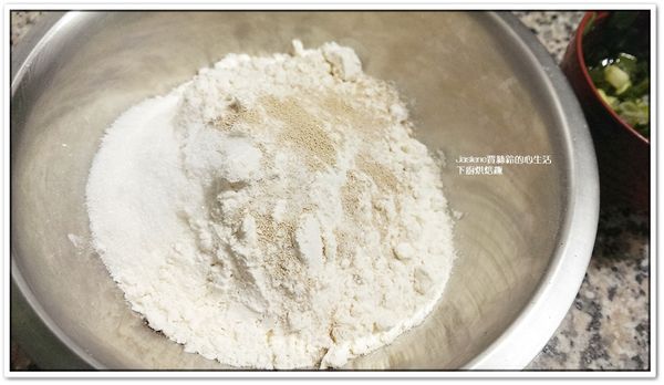 以下開始饅頭麵糰作法：
除了水以外的食材，全部放到盆中