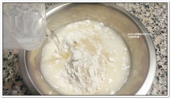 把150cc的水倒入，剩餘的20~30cc適情況再慢慢加