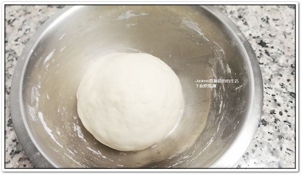所有食材與水攪拌後，移到桌上揉成光滑的麵糰，再放回盆中，蓋上保鮮膜，鬆弛10分鐘