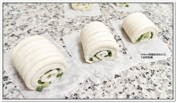 拿小刀把麵糰切成段，按照自己喜歡的大小去切，放在烘焙紙上面（每個切割下來的麵糰大小要一致，以免在蒸饅頭的時候，會有蒸不熟或過熟的問題）