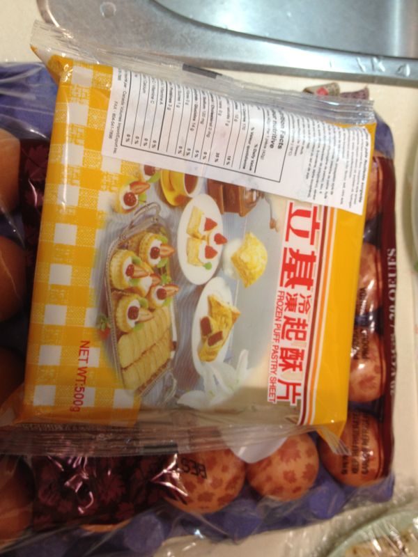 酥皮稍微解凍後把他按壓在模具上,底部周圍用湯匙壓緊,再用叉子再底部差小洞(我用的是立基冷凍酥皮)