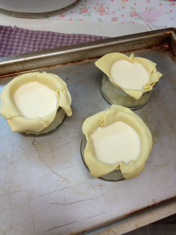 把混和好的布蕾液到入容器,7~8分滿即可,太滿可能會溢出