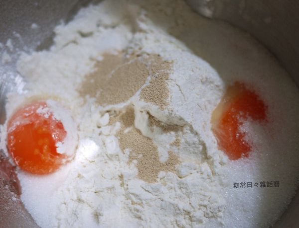 若用麵包機打麵糰要先放濕性材料(水或鮮奶)再放乾性材料(粉狀類) ,而酵母粉最好是最後才放，放最上面（勿跟鹽碰到，以免影響發酵） , 還有鮮奶也最好先回復室溫~也是避免影響發酵速度