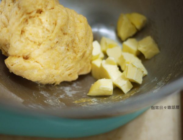 再加入切小塊軟化之奶油一起攪打均勻成有薄膜的麵糰