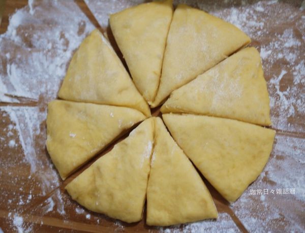 在工作檯上灑些麵粉，取出麵糰放上後，在麵團表面也灑些麵粉 ,用手拍平麵糰將裡面的空氣排出